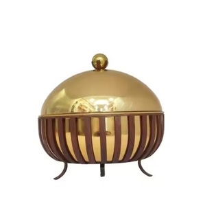 Casseroles en métal à couvercle doré brillant et casseroles chauffantes avec une belle conception de main pour les articles d'hôtel, décor de table intérieur de restaurant - Product Image 6