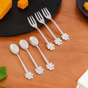 Cuillère à couverts en laiton argenté faite à la main avec design en relief pour cuisine et restaurant Cuillère à dîner personnalisée à vendre - Product Image 1