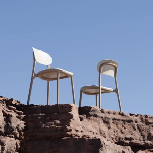 Chaise de salle à manger empilable contemporaine en plastique Tilia pour la maison, le bar et la cave à vin - Product Image 4