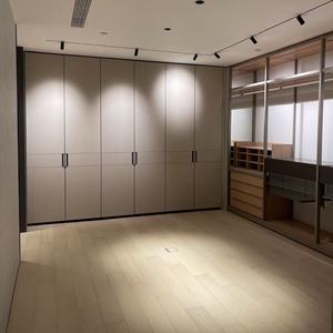 Système de dressing sur mesure, armoires de rangement pour vêtements avec portes en verre, dressing ouvert personnalisé avec éclairage LED. - Product Image 1