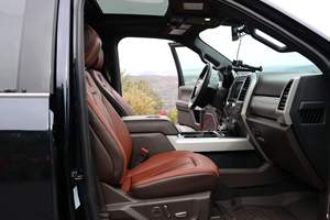 Ford F-450 Super Duty King Ranch 4x4 Turbodiesel V8, Double Cabine, 4 roues motrices, très bien équipé, modèle 2023 - Product Image 6