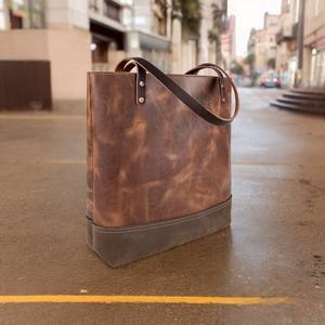 Fourre-tout en cuir Luxe Heritage avec texture polie et design artisanal signature - Product Image 3