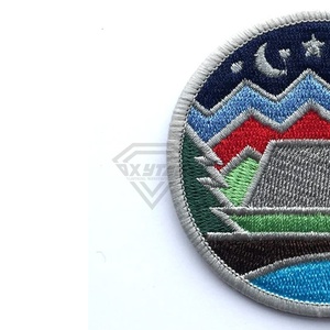 Parches de chenilla bordados a mano con flores personalizadas de alta calidad en MOQ bajo Suministro directo de fábrica Insignias de parche cosido - Product Image 3