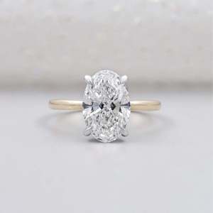 แหวนหมั้นทองคำเหลืองทรงวงรี ประดับเพชรแบบซ่อนรัศมี สไตล์โซลิแทร์ - Product Image 1