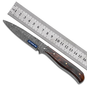 Cuchillo de Caza Personalizable Hecho a Mano DD-DAM-367, Hoja de Acero de Damasco de 0.20 Pulgadas de Grosor, Mango de Madera de Palisandro Exótica, Cuero Repujado - Product Image 2