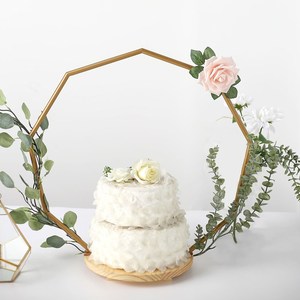 Présentoir à Gâteau Rond Doré de 27 Pouces avec Arche Géométrique en Métal Nonagon en Bois Moderne pour Décoration de Table de Mariage - Product Image 5