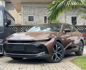 TO-YO-TAA CROWN HYBRID 2023 PROPRE ET NEUF - Product Image 1