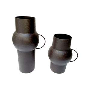 Ensemble de vases en métal nordique |   Pot de fleurs artisanal en fer brun vintage |   Vase décoratif en métal pour salon contemporain - Product Image 1