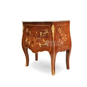 Commode de chevet classique en bois avec silhouette incurvée, ornements en laiton doré et plateau en marbre naturel - Product Image 5