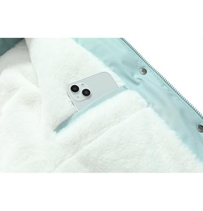 Doudoune longue pour femme avec capuche en fourrure offrant une isolation supérieure, respirante, séchage rapide, tissu uni, élégante, pour le froid - Product Image 3