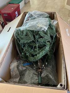 Grand arbre de Noël artificiel réaliste en plastique écologique de qualité supérieure pour cadeaux – Entier et de haute qualité - Product Image 4
