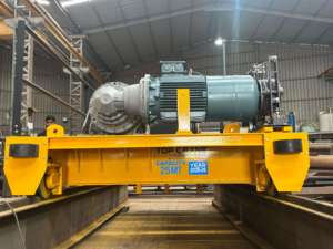 Sistema de grúa EOT de doble viga de polipasto eléctrico con capacidad de carga de 25 toneladas ideal para elevación industrial y manipulación de materiales - Product Image 2