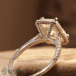 Halo oculto de corte radiante y redondo con anillo de compromiso de estilo acentuado para mujer - Product Image 3