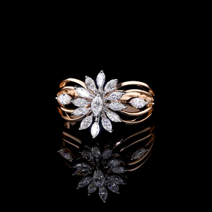 Anillo de diseño de banda ondulada con tallo dividido para compromiso, boda y fiestas | Anillo con Racimo Floral de Diamantes Marquise Cultivados en Laboratorio - Product Image 1