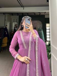 Vestido de Georgette Color Morado Claro Listo para Usar con Cuello en Forma de Alia, Lentejuelas y Dupatta de Encaje - Product Image 5