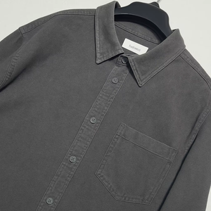 Camisa de algodón de alta calidad con logotipo personalizado, hecha de tela tejida de sarga de algodón peinado de peso medio, utilizando una técnica de teñido liso - Product Image 1