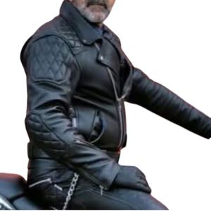 C'est une veste de motard en cuir véritable noir avec des épaulettes matelassées. - Product Image 5
