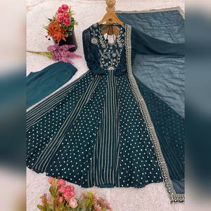 Robe Anarkali de créateur en soie croquante avec de magnifiques broderies et une coupe ample pour les saisons festives - Product Image 4