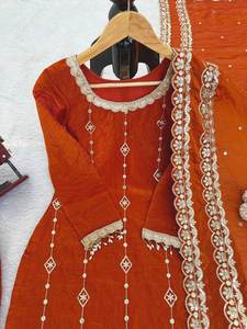 ชุดสلوارผ้าไหมปักลายสำหรับผู้หญิง พร้อมผ้าคลุมไหล่ ชุดสำหรับงานปาร์ตี้ ชุดคุर्ตาแบบดั้งเดิม - Product Image 2