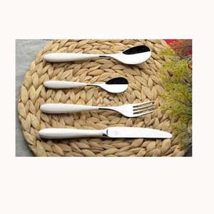 Ensemble de couverts Royal Design en acier inoxydable argent nickelé avec manche en résine martelée blanc cassé, ensemble de couverts élégant - Product Image 1