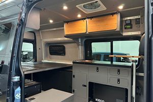 Sprinter 2500 4x4 2022, 1 Dueño, Turbodiésel V6, 4WD, Equipamiento de Alta Gama, Conversión a Camper - Product Image 3