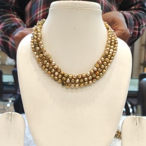 Collar de aspecto de perlas clásico y sencillo de moda elegante de tres capas para mujeres y niñas, bodas, compromisos y ropa de fiesta - Product Image 1