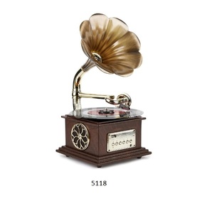 Pièce maîtresse de phonographe de gramophone miniature en métal antique pour la décoration intérieure - Product Image 1