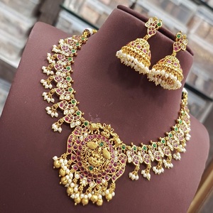 Conjunto de joyería de templo de calidad superior de diseñador con collar Lakshmi chapado en oro conjunto con pendientes para ropa de boda para mujer - Product Image 1