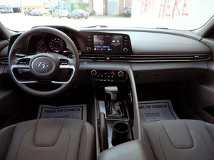Hyundai Elantra SEL FWD 2024 Argent, Sièges en Cuir Foncé Gauche, Système de Navigation Automatique, Démarrage à Distance, Toit Ouvrant, Android Auto, Jantes Alliage R17 - Product Image 3