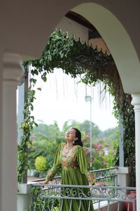 Salwar Kameez Tradicional Indio de Diseño Premium para Mujer con Bordado, Lentejuelas y Zari para Bodas y Fiestas - Product Image 5