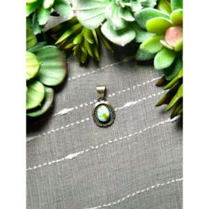 Colgante de Plata de Ley con Turquesa de Montaña Sonora Hecho a Mano, Engaste Navajo, Material de Oro Rosa, Amuleto con Patrón Numérico - Product Image 1