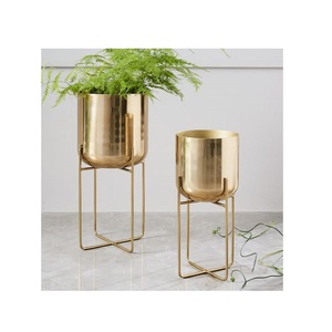 กระถางต้นไม้ชุบทองเหลืองมีพื้นผิวโค้งมนสำหรับใช้ในบ้านทั้งในร่มและกลางแจ้ง - Product Image 1