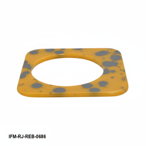 Brazalete de Resina Rosa Hecho a Mano - Joyería de Diseño Asimétrico con Puntos - Product Image 4