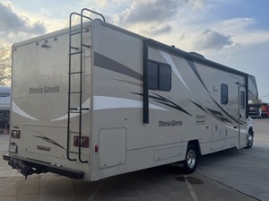 Descubra la máxima libertad en carretera con una autocaravana de lujo diseñada para un espacio de descanso confortable, almacenamiento inteligente y conducción suave. - Product Image 5