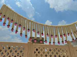 Guirnalda de Madera de Sola con Flores de Jazmín y Loto, Decoración Ecológica para Bodas y Festivales del Sur de la India, Guirnalda de Lujo Bandarwar - Product Image 3