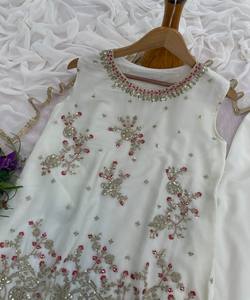 Ensemble haut, palazzo et dupatta en géorgette de soie à l'aspect riche, avec broderie et sequins, pour soirée, prix de gros, design ethnique moderne pour femmes - Product Image 4