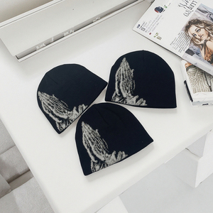 หมวกบีนนี่แบบมีขอบพับสำหรับฤดูหนาว พิมพ์โลโก้ตามสั่ง ขายส่ง หลากหลายแบบ ระบายอากาศได้ดี นุ่มสบาย ผลิตจากอะคริลิก 100% สำหรับทุกเพศ ใช้กลางแจ้ง ราคาถูก - Product Image 4