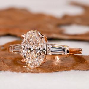 Bague de fiançailles en or massif de 2.70 carats avec trois pierres ovales taillées en laboratoire pour les mariages et les fêtes. - Product Image 2