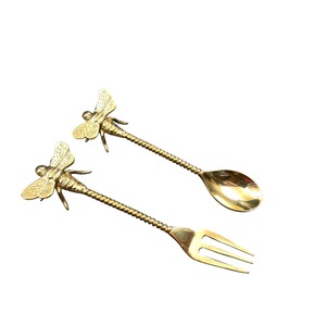 Juego de cuchara y tenedor con acabado dorado y mango de diseño de abeja, cubiertos elegantes y duraderos de acero inoxidable, perfectos para cocina, comedor y regalos - Product Image 3