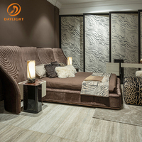 Lit capitonné de luxe à texture ondulée/dune de sable 3D en velours marron mocha, lit plateforme haut de gamme avec tête de lit incurvée, style hôtel boutique