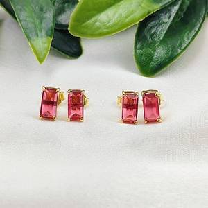 Boucles d'oreilles clous en quartz rubis artisanal, pierre de naissance baguette |   Bijoux plaqués or en gros - Product Image 2
