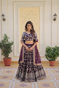 นักออกแบบล่าสุดการลําดับการเย็บปักถักร้อยเทียม Georgette ทํางาน Lahenga Choli โดย Fab Zone - Product Image 5