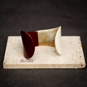 Brazaletes Artesanales Personalizados de Cuerno de Búfalo Natural, Brazalete en Forma de C, Semi-Pintado en Rojo - Product Image 5