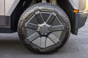 Excellent rapport qualité-prix, Tesla Cybertruck d'occasion 2024, série Foundation, prêt à être expédié - Product Image 4