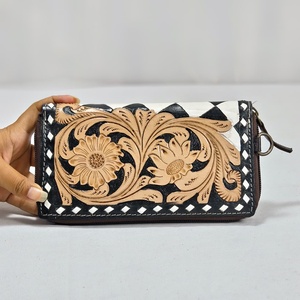 Pochette en cuir véritable premium à motif damier et gravures, avec dragonne, motif floral, fermeture éclair et porte-cartes multiples pour femme - Product Image 2