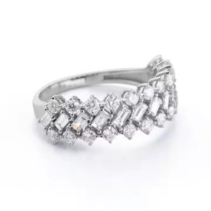 Anillo de compromiso de diamantes de oro blanco de 14 quilates de banda ancha de moda Baguette Diamante cultivado en laboratorio para boda o aniversario - Product Image 5