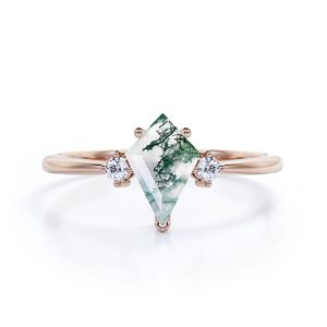 Anillo de compromiso de diamantes CZ de ágata verde musgo en forma de cometa de Plata de Ley 925 con grabado para bodas - Product Image 1
