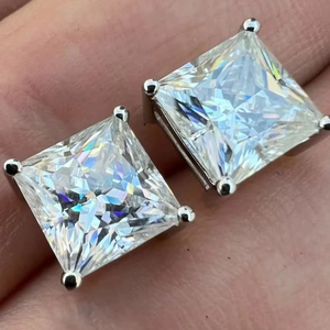 Off White Moissanite Sterling Silver Square Princes Cut Moissanite Pendiente Hermoso Pendiente de rosca personalizado - Product Image 1