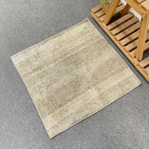 Petit tapis vintage 2,4 x 2,4 pieds, tapis turc, tapis marocain en laine brun-gris - Product Image 1