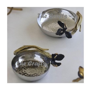 Ensemble de deux bols décoratifs classiques en fer martelé, écologiques, de forme ronde, pour collations et chocolat, à prix raisonnable - Product Image 1